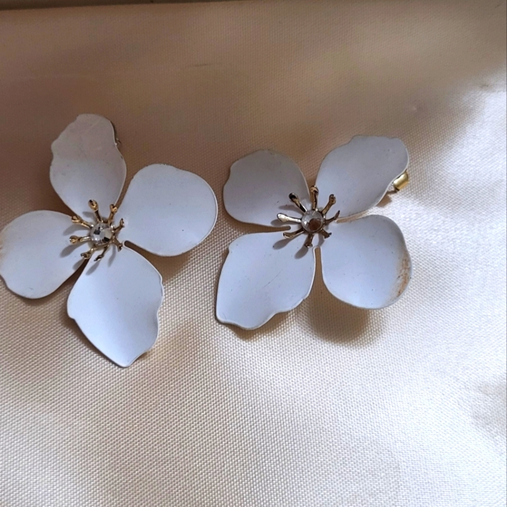 Elegant White Floral Earrings